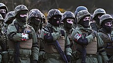 Ukrajin�tí rekruti se�azení v nástupu na minutu ticha po boku britských a...