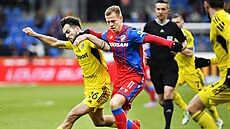 Martin Pospíil (vlevo) v souboji s Matjem Vydrou z Plzn.