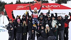 Americká lyaka Mikaela Shiffrinová se svým týmem oslavuje vítzství v obím...