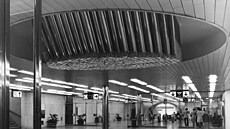 Nám�stí Míru osv�tlovalo do roku 1998 um�lecké dílo.