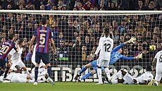 Sergi Roberto z Barcelony (vlevo) st�ílí gól do sít� Realu Madrid, branká�...