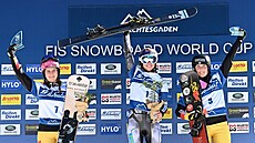 ZASE PRVNÍ. Ester Ledecká (uprostřed) se raduje z triumfu v paralalním slalomu.