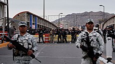Most Paso del Norte je zablokován úady kvli migrantm (12. bezna 2023)