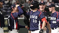 Matj Meník slaví se svými spoluhrái homerun v zápase na World Baseball...