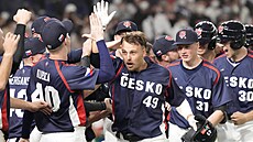 Čeští baseballisté slaví tříbodový homerun Martina Mužíka v deváté směně...