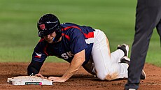 Matj Meník dobíhá metu bhem prvního utkání World Baseball Classic proti ín.