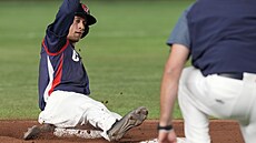 Vojtch Meník sklouzává na tetí metu v utkání s Japonskem na World Baseball...