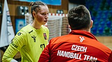 Branká�ka Patricie Wizurová naslouchá radám trenéra.