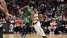 Jalen Green (vpravo) z Houstonu bránný Jaylenem Brownem z Bostonu.