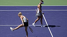 Barbora Krejčíková (vpravo) a Kateřina Siniaková ve finále čtyřhry na turnaji v...