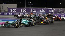 Závodní pole po startu Velké ceny Saúdské Arábie F1.