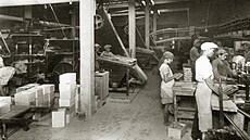 Výroba se rozjíždí od roku 1883 a keramické obklady se zanedlouho exportují do...