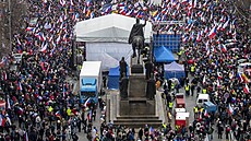 Účastníci demonstrace, kterou do centra Prahy na Václavské náměstí svolala...