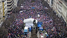 Úastníci demonstrace, kterou do centra Prahy na Václavské námstí svolala...