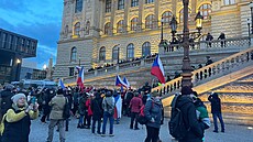 Stovky demonstrant se v sobotu po oficiálním ukonení akce na Václavském...