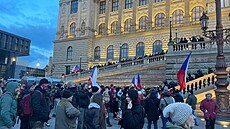 Stovky demonstrant� se v sobotu po oficiálním ukon�ení akce na Václavském...