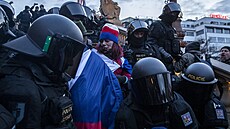 Stovky demonstrant� se v sobotu po oficiálním ukon�ení akce na Václavském...