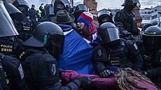 Stovky demonstrant se v sobotu po oficiálním ukonení akce na Václavském...