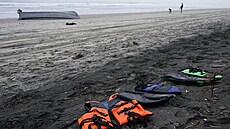 Nejmén� osm lidí zem�elo v noci na ned�li u pob�e�í amerického San Diega poté,...