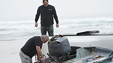 Nejmén� osm lidí zem�elo v noci na ned�li u pob�e�í amerického San Diega poté,...