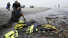 Nejmén� osm lidí zem�elo v noci na ned�li u pob�e�í amerického San Diega poté,...