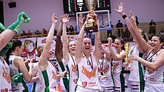 Basketbalistky Žabin Brno s trofejí pro vítězky Federálního poháru. Pozvedla ji...