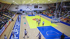 Brnntí basketbalisté se chystají na zápas v ústeckém Sportcentru Sluneta.