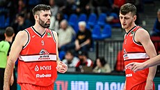 Pardubití basketbalisté Kamil vrdlík (vlevo) a Jan trba