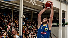 Opavský basketbalista Miroslav Kvapil smeuje v Dín.