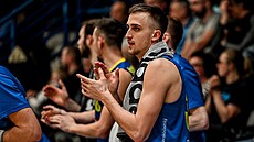 Opavský basketbalista Jakub Slavík povzbuzuje spoluhráe.