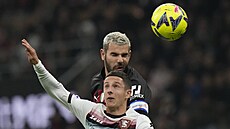 Theo Hernandez (naho�e) z AC Milán a Domagoj Bradari� ze Salernitany hlavi�kují.