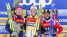 Johannes Hösflot Klaebo (uprostřed) jako vítěz sprintu Světového poháru v...