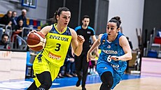 Teja Oblaková (vlevo) z USK Praha útoí kolem Silvie Dominguezové ze Salamanky