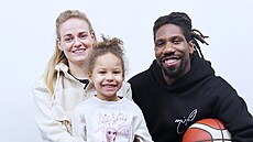 Americký basketbalista A. J. Walton s eskou manelkou a dcerou.