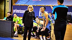 Natália Hejková (vlevo) a Alyssa Thomasová sledují z lavi�ky USK Praha zápas.