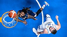 A. J. Walton (vlevo) z Dína a Jií Jelínek z Kolína v podkoovém souboji