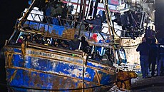 Rybáská lo s asi pti sty uteenci v jihoitalském pístavu Crotone (11....