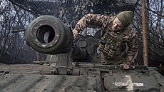 Ukrajinský voják z 80. výsadkové brigády připravuje samohybnou houfnici k palbě... | na serveru Lidovky.cz | aktuální zprávy