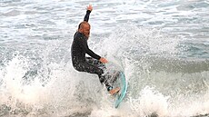 Australský surfa Blake Johnston pekonal svtový rekord v surfování. Na prkn...