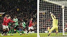 Bruno Fernandes z Manchesteru United skóruje v zápase Evropské ligy s Realem...