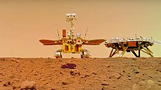 ínská pojízdná laborato u-ung s pistávací ploinou na povrchu Marsu, jak...