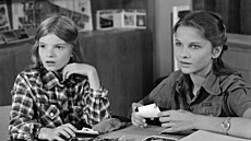 Michaela Kudlá�ková a Jana Janatová v seriálu My v�ichni �kolou povinní (1984)
