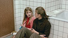 Michaela Kudláková a Jana Janatová v seriálu My vichni kolou povinní (1984)