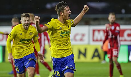 Zlínský obránce Jakub Kolá oslavuje svj vítzný gól v utkání proti Olomouci.