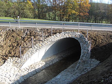 Nedaleko muniních sklad ve Vlachovicích bylo poteba opravit most. Po...