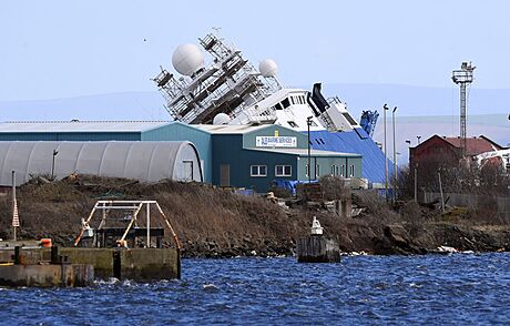 Lo zstala po incidentu ve skotském pístavu vzpíená a otoená o 45 stup...