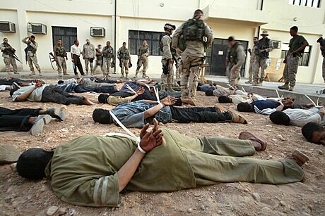 Amerití vojáci kontrolují irácké vzn na irácké základn v Nadáfu. (21....