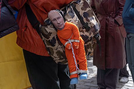 Putin v etzech. Figurku ruského prezidenta jako vzn nosil jeden z úastník...