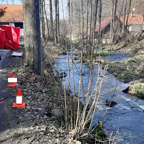 Senior zemel u Trhových Svin po pádu z elektrokola do potoka.