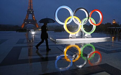 Olympijské kruhy kousek od paíské Eiffelovky